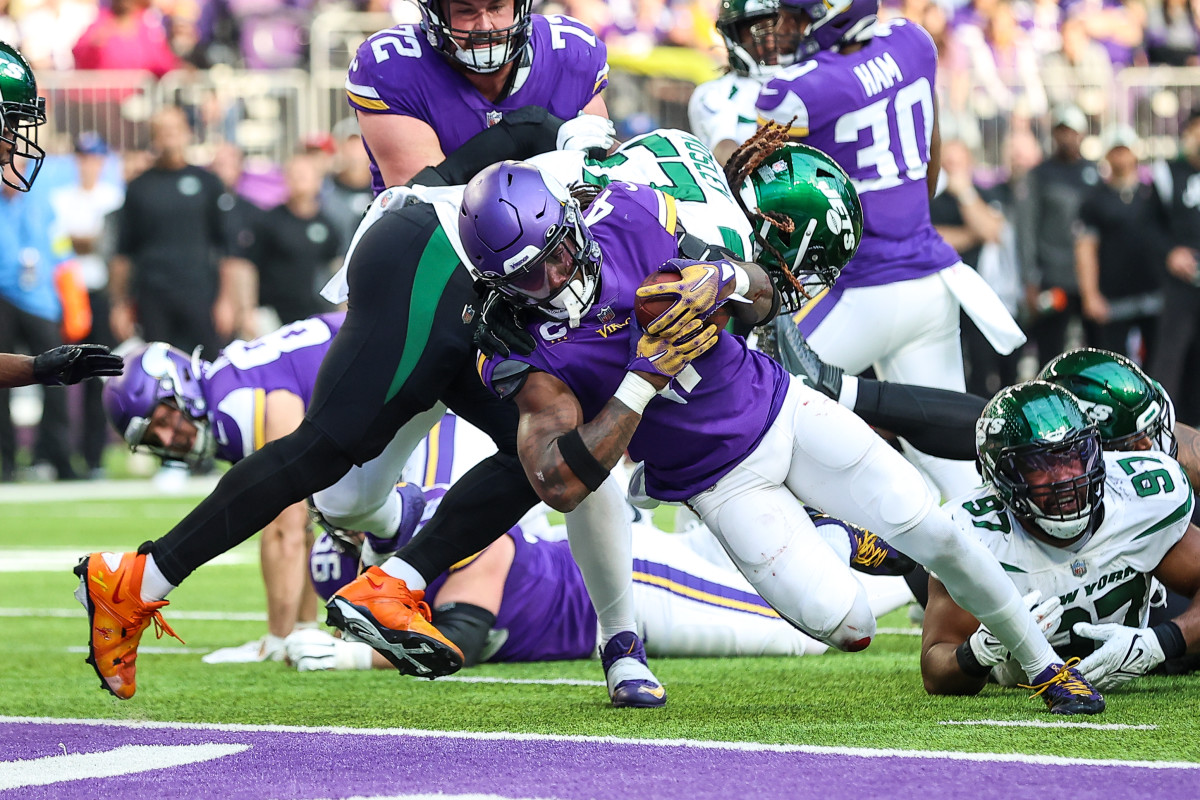 RB Dalvin Cook scores a TD in a 2022 win over the Jets